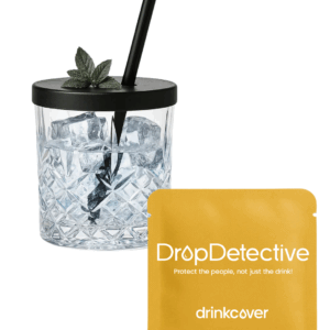 drinkcover Eine flexible, recyclingfähige Naturlatex-Abdeckung für Gläser und Becher. Es passt sich verschiedenen Größen an, ist einfach zu handhaben, sitzt sicher und lässt sich mehrfach verwenden – ideal für lange Abende. Eine kleine Öffnung ermöglicht die Nutzung mit Strohhalm. Gegen K.o.-Tropfen Eine erste Barriere gegen unerwünschte Substanzen. Flexibler Alleskönner Passt sich mühelos an verschiedene Glas- und Bechergrößen an. Nachhaltig gedacht Hergestellt aus 100 % recyclingfähigem Naturlatex. Sicherer Sitz Hält zuverlässig - auch beim Tanzen!